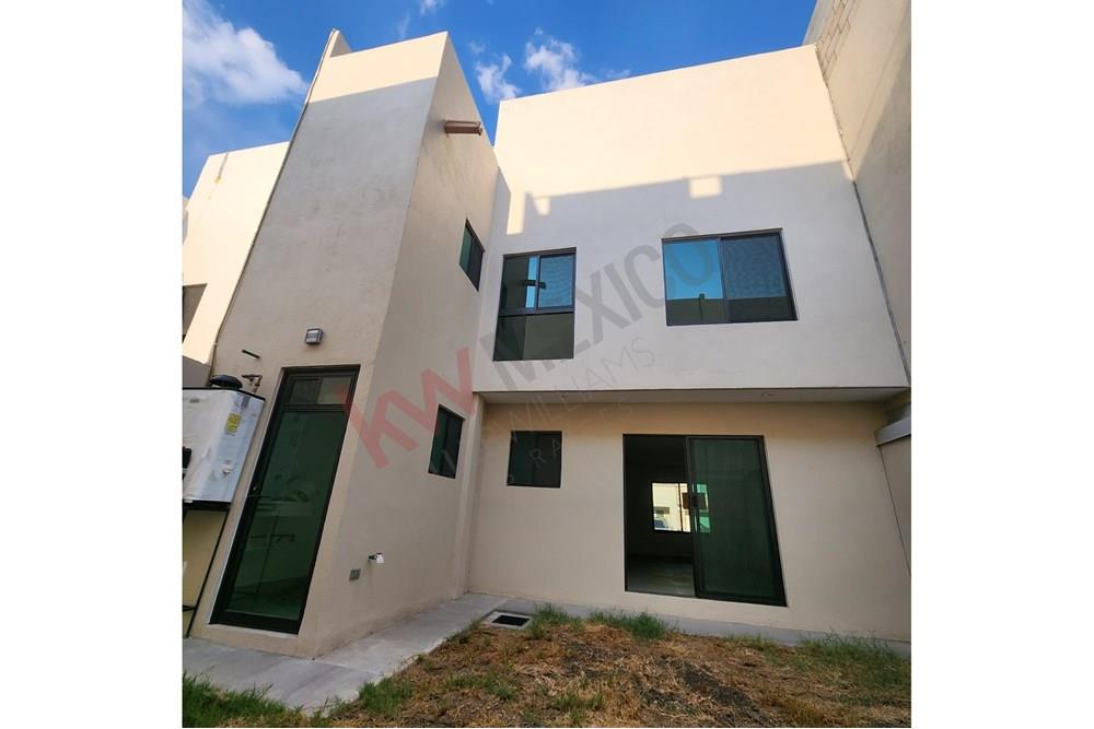SE VENDE CASA EN LA VISTA RESIDENCIAL QUERÉTARO, ZONA EXCLUSIVA, CON INQUILINO Y 3 MESES DE USO, TIENE ROOF GARDEN Y BELLISIMAS AMENIDADES