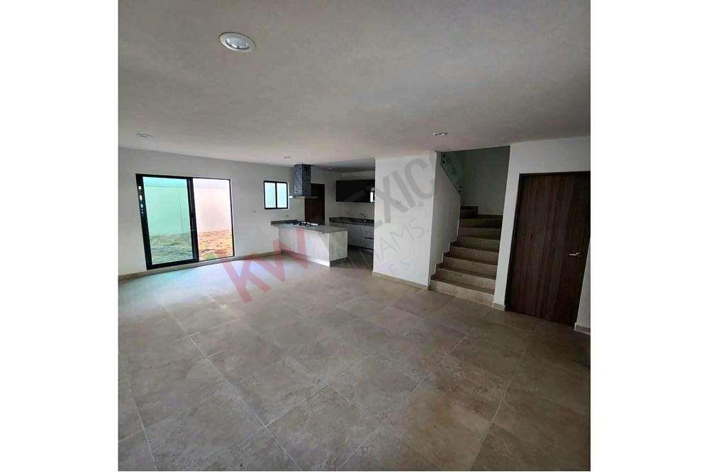 SE VENDE CASA EN LA VISTA RESIDENCIAL QUERÉTARO, ZONA EXCLUSIVA, CON INQUILINO Y 3 MESES DE USO, TIENE ROOF GARDEN Y BELLISIMAS AMENIDADES