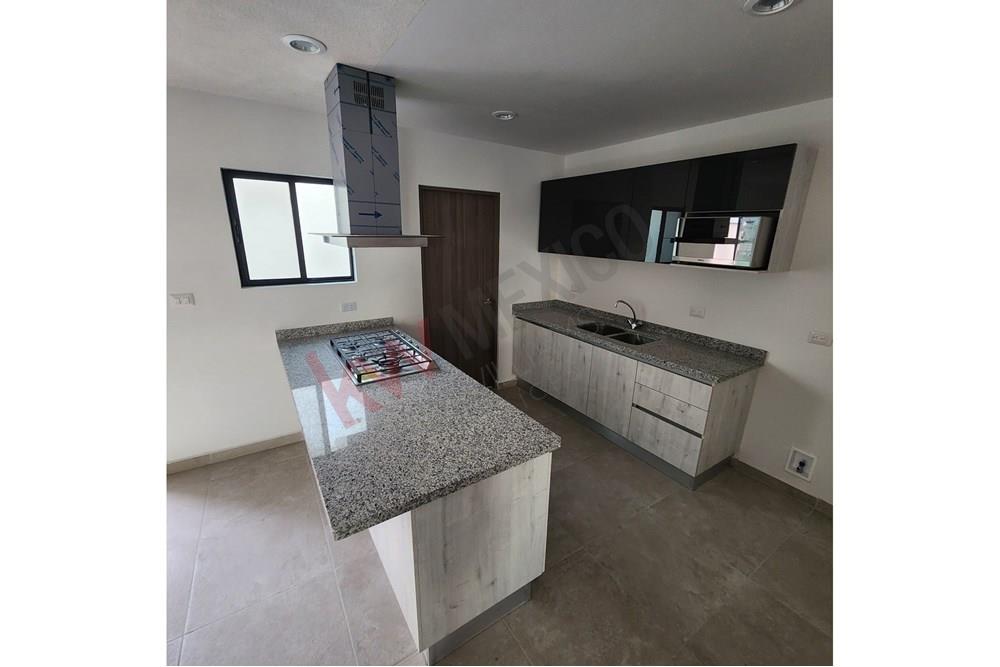 SE VENDE CASA EN LA VISTA RESIDENCIAL QUERÉTARO, ZONA EXCLUSIVA, CON INQUILINO Y 3 MESES DE USO, TIENE ROOF GARDEN Y BELLISIMAS AMENIDADES