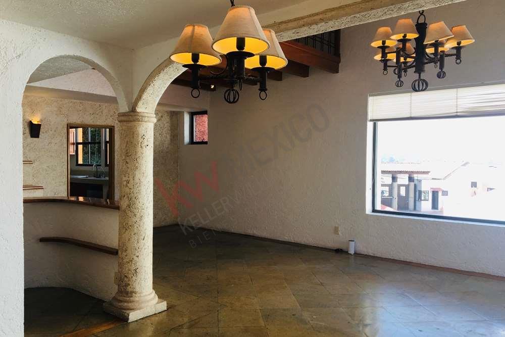 Departamento muy iluminado de doble piso en venta en Residencial Los Altos $3,590,000