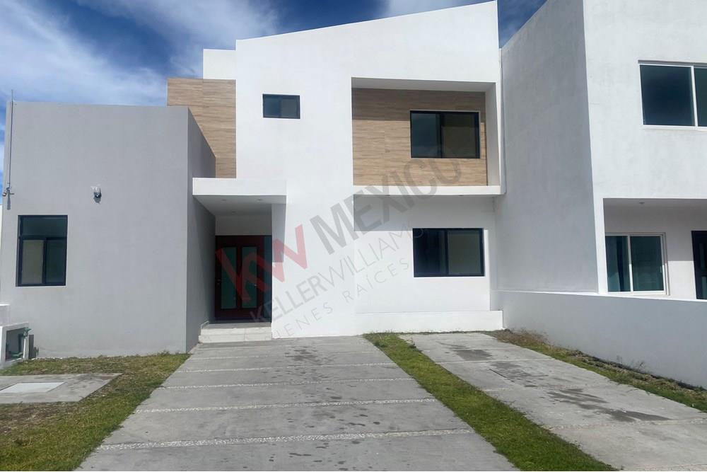Casa con recamara y baño completo en planta alta, terraza (roof garden) cuarto de servicio con baño completo