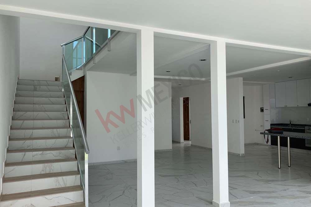Casa con recamara y baño completo en planta alta, terraza (roof garden) cuarto de servicio con baño completo