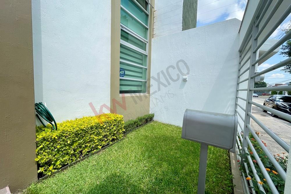 VENTA DE CASA REMODELADA EN JARDINES DEL SOL ZAPOPAN