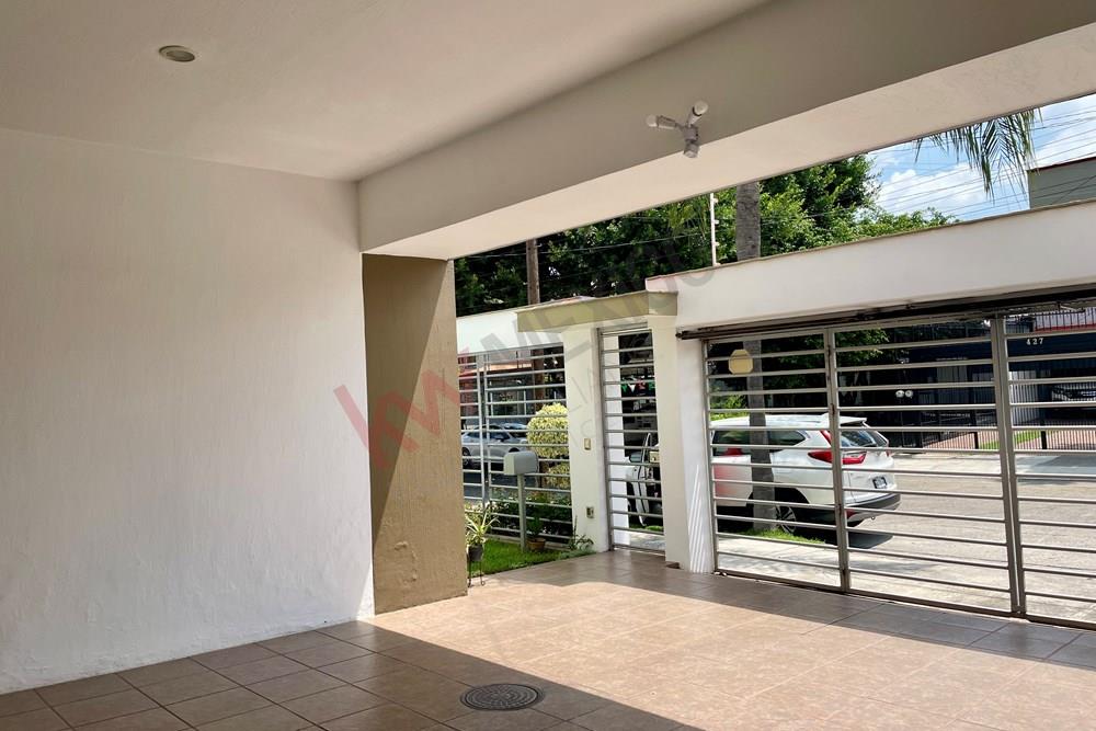 VENTA DE CASA REMODELADA EN JARDINES DEL SOL ZAPOPAN