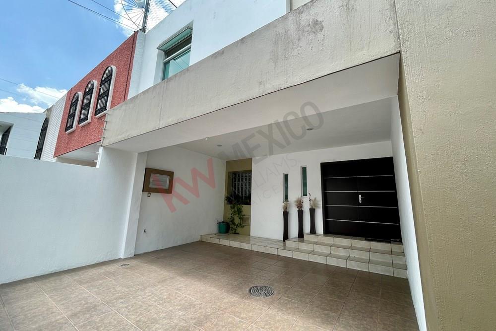 VENTA DE CASA REMODELADA EN JARDINES DEL SOL ZAPOPAN