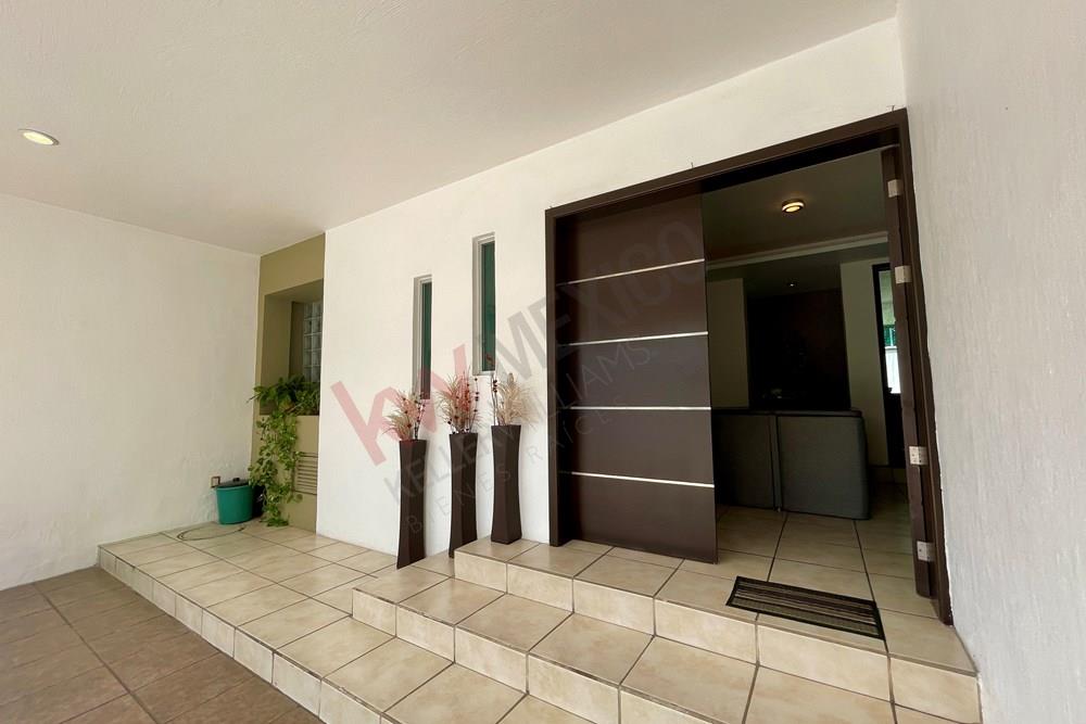 VENTA DE CASA REMODELADA EN JARDINES DEL SOL ZAPOPAN