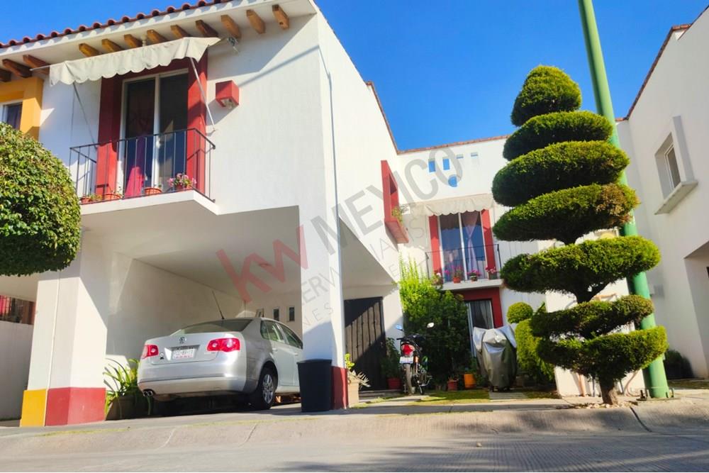 En Venta Casa de dos plantas con elevador en Residencial Anturios en Zona  Sur de León.