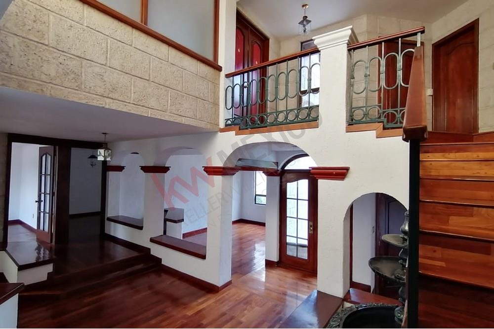 CASA DE 4 RECÁMARAS EN RENTA A UNA CUADRA DE LOS ARCOS, PATHÉ, QRO.