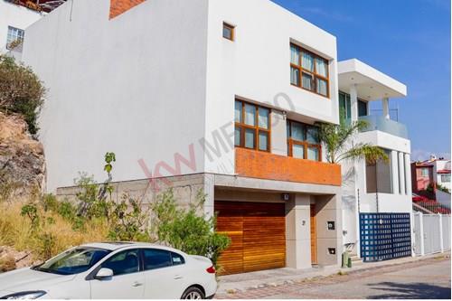 HERMOSA CASA EN VENTA, MILENIO SEC. III CON VISTA INCREIBLE