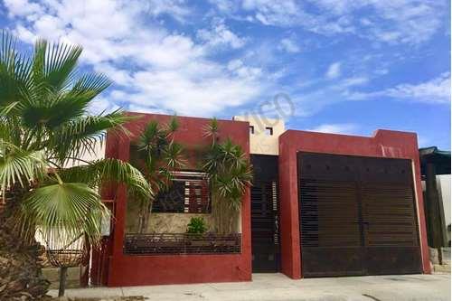 Casa Amueblada en Villas Del Cortés en San Jose del Cabo, cochera cerrada y  patio