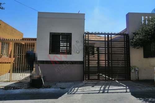 Casa en venta Real San Pedro General Zuazua,NL de 2 recamaras, cochera para  un auto, terreno excedente en patio techado con estructura lamina Frente a  Secundaria