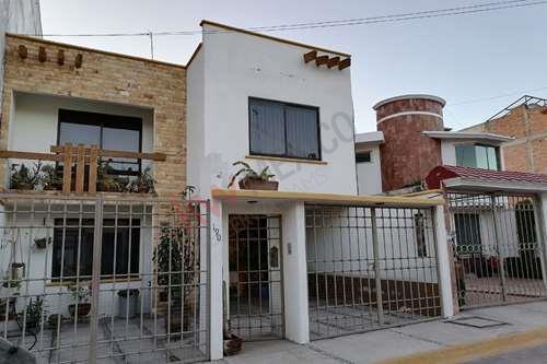 VENTA DE CASA EN ARBOLEDAS DE SAN JAVIER 3ERA SECCIÓN GRAN OPORTUNIDAD!