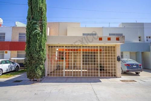 Casa en Renta a una cuadra de Plaza El Dorado, Recámara en Planta Baja con  Baño.