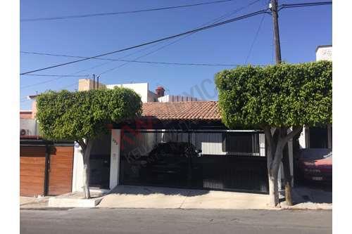 CASA EN VENTA/ FRACC. TEJEDA/ CORREGIDORA/ QUERETARO