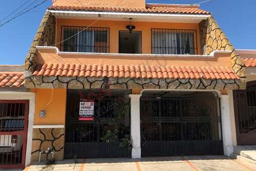 CASA EN VENTA EN FRACC. ESTADIO MUY CERCA DE MALECON Y PLAYAS DE MAZATLAN  SINALOA MEXICO