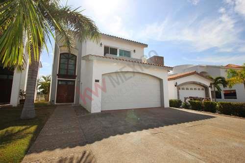 Casa en Venta en Marina Mazatlan con Alberca