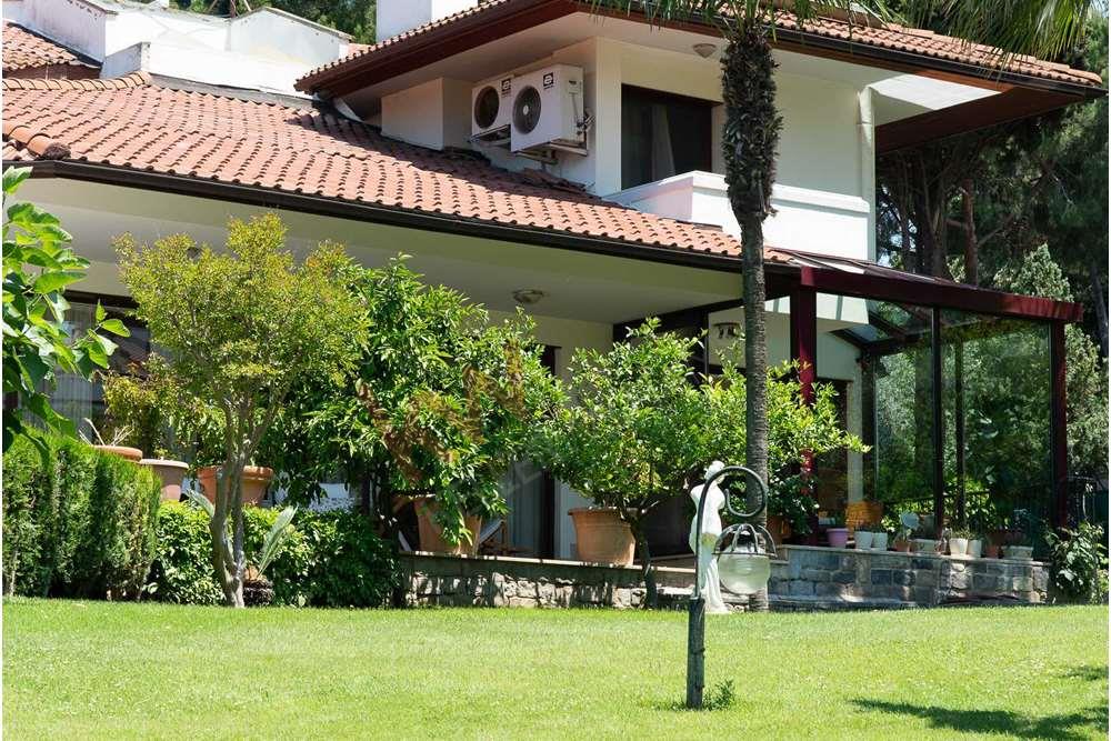 Tuzla Mercan�da 1500 m² Bahçeli Satılık Havuzlu Lüks Villa