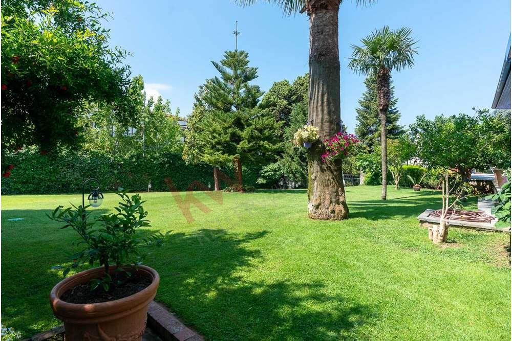 Tuzla Mercan�da 1500 m² Bahçeli Satılık Havuzlu Lüks Villa