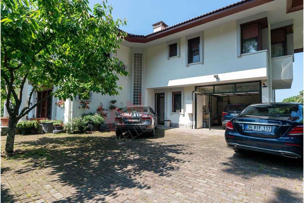 Tuzla Mercan�da 1500 m² Bahçeli Satılık Havuzlu Lüks Villa
