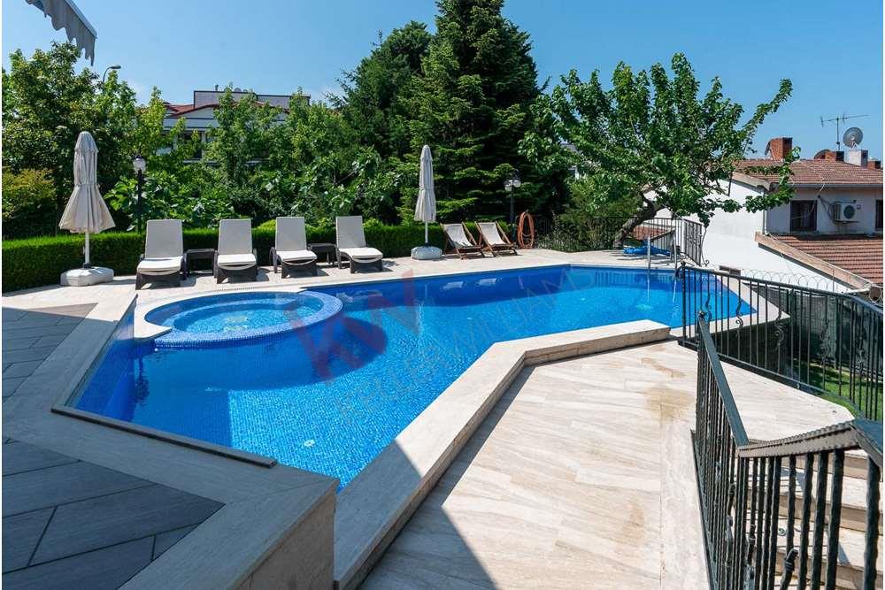 Tuzla Mercan�da 1500 m² Bahçeli Satılık Havuzlu Lüks Villa