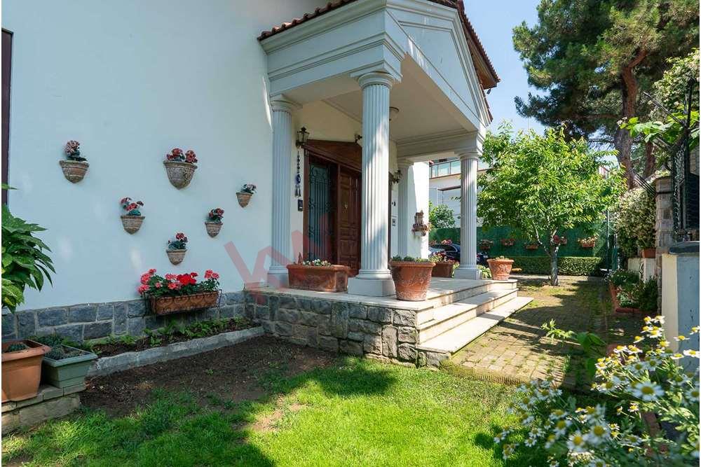 Tuzla Mercan�da 1500 m² Bahçeli Satılık Havuzlu Lüks Villa