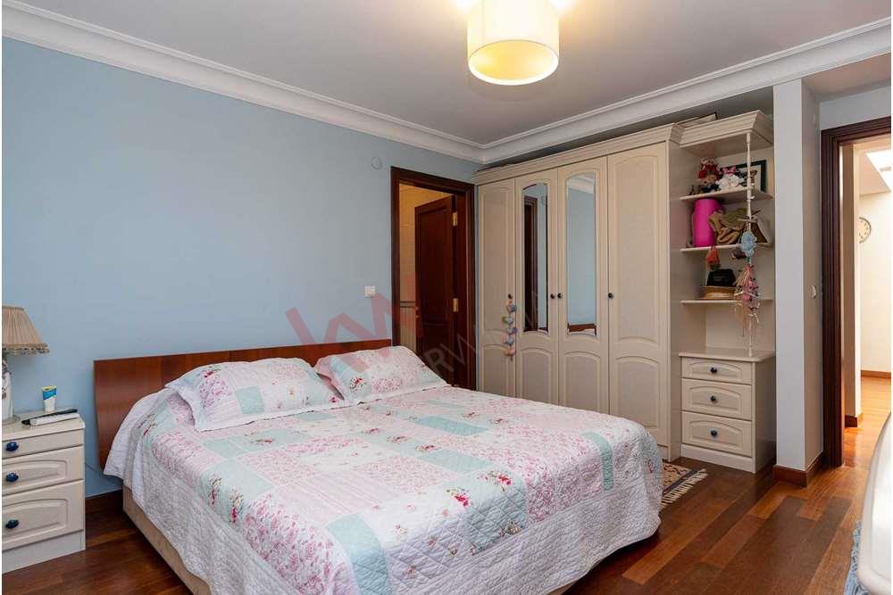 Tuzla Mercan�da 1500 m² Bahçeli Satılık Havuzlu Lüks Villa