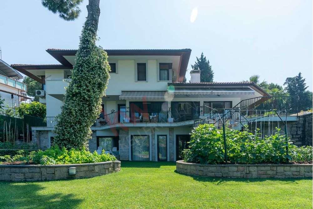 Tuzla Mercan�da Satılık 1500 m² Bahçeli Havuzlu Lüks Villa