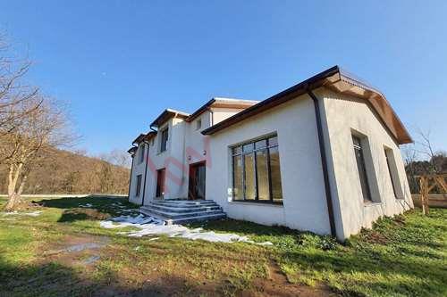 Cumhuriyet Koyde 9108 Metrekare Arsa Icerisinde Satilik Villa Ve Ev