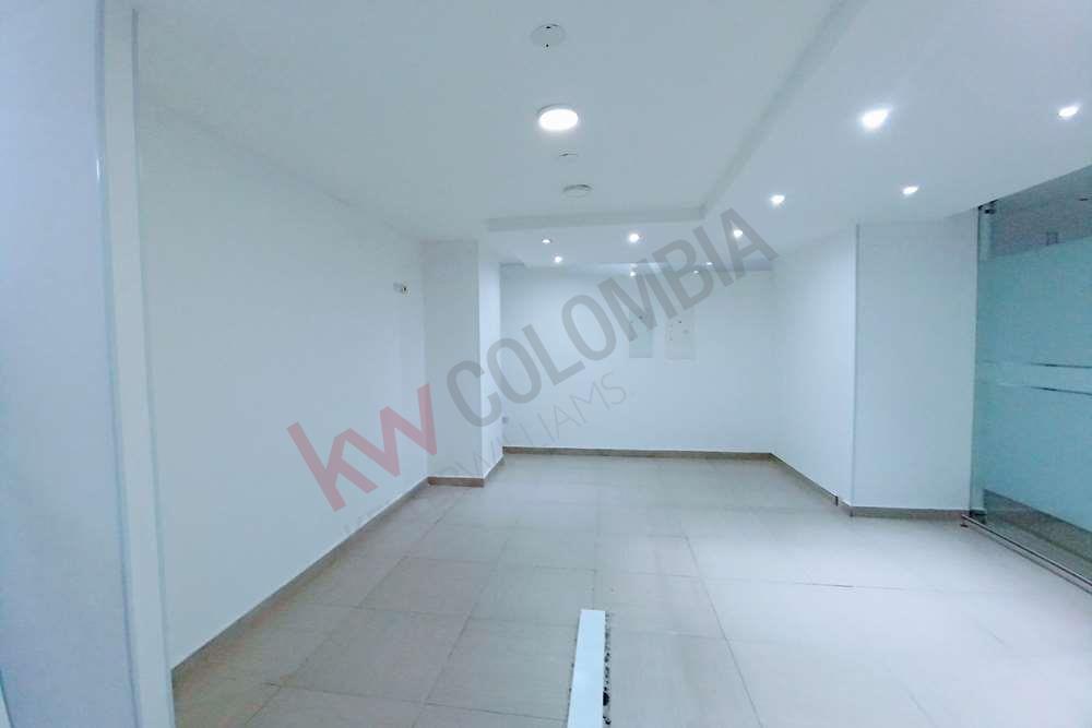 OFICINA ARRIENDO 173M2. CHICO SEGUNDO PISO . TRES BAÑOS. TRES GARAJES.  CAFETERIA. VOZ Y DATOS. ELECTRICO