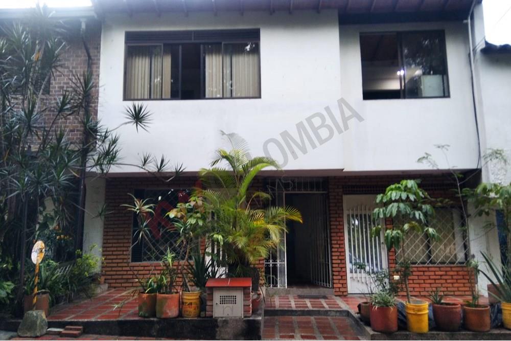 Casa Unifamiliar con renta de 8 aparta estudios en santa Mónica Medellín.