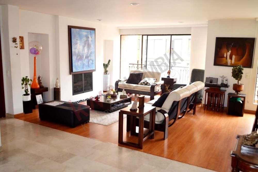 VENDO APARTAMENTO EXTERIOR PISO 4 CON AMPLIA ZONA SOCIAL