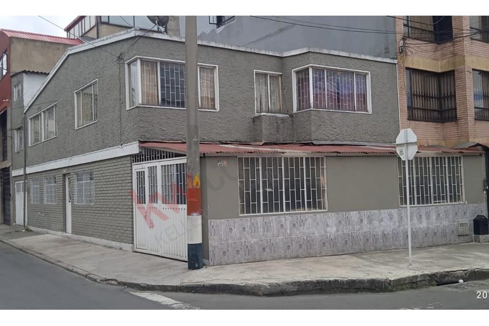Disponible casa esquinera en barrio Galán de Bogotá, oportunidad de inversión