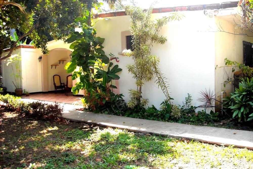 EN VENTA LINDA CASA ESQUINERA CON ARBOLES FRUTALES - TICUANTEPE