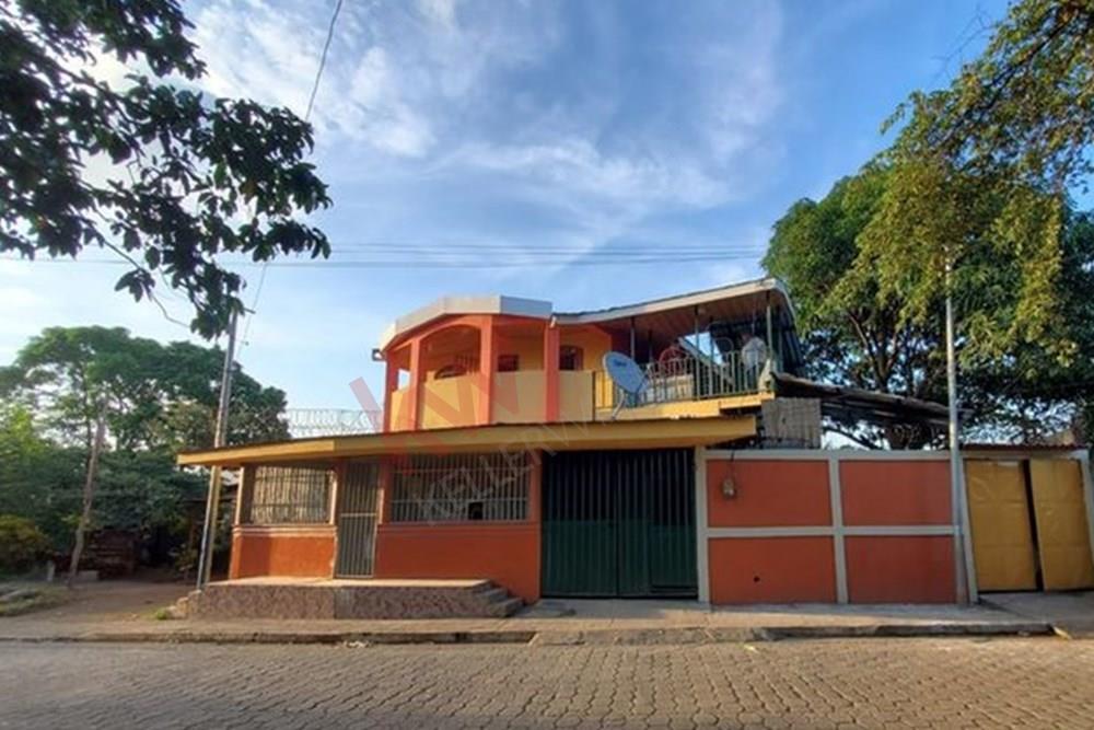 Vendo Casa Esquinera de dos Pisos en Barrio 18 de Mayo- En Precio de  OPORTUNIDAD! Cercana