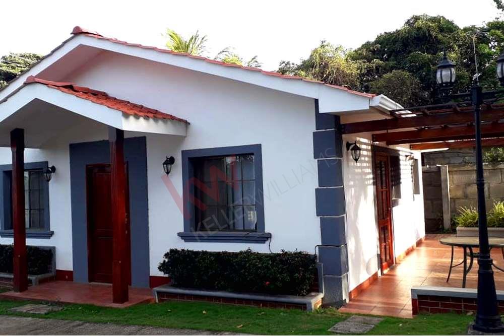 EN VENTA preciosas CASAS con un bonito diseño, en un condominio de acceso  privado en ubicación muy segura y tranquila | - Las Colinas, Managua.