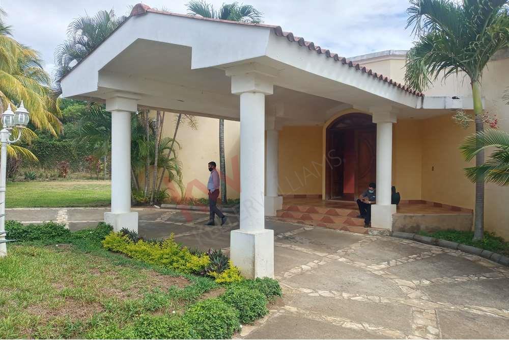 Preciosa Casa en Venta en Exclusiva zona de Managua. Precio de Oportunidad