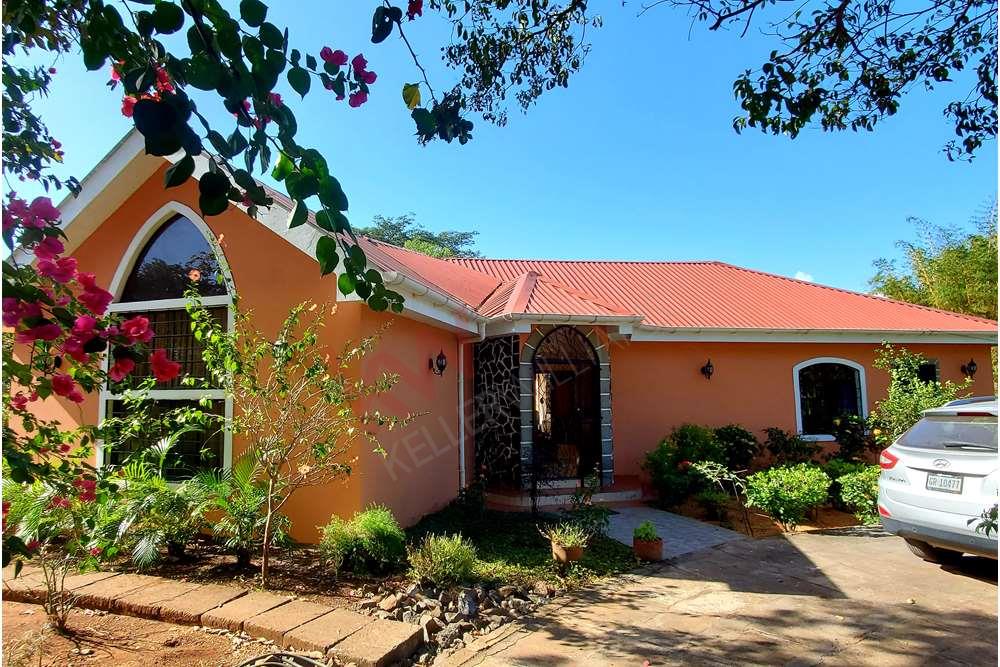 Tenemos una hermosa casa actualizada en venta en Reparto San Juan, de