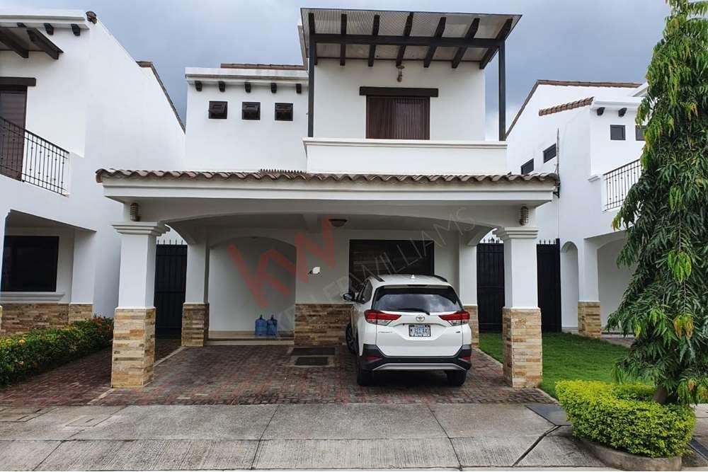 Casa en Venta en Condominio El Cortijo de la sierra, su sueño hecho  realidad.