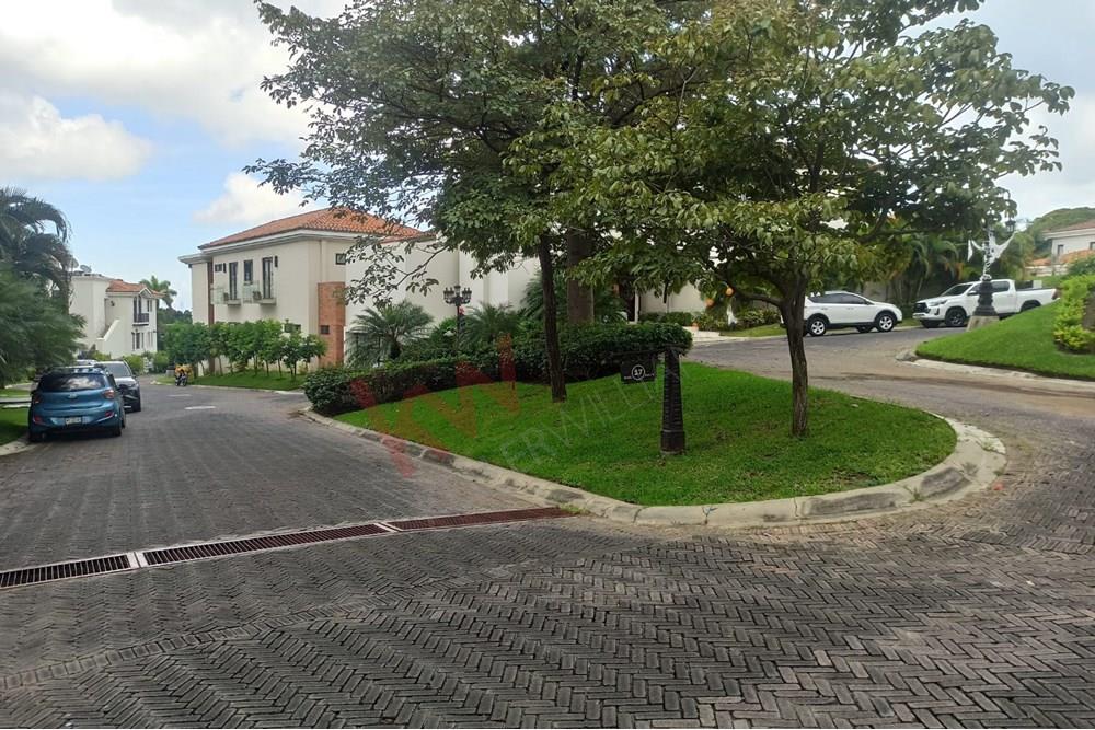 Venta de Apartamento Exclusivo con Muebles, en Condominio Viejo Santo Domingo, Managua