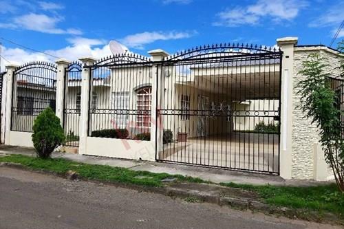 Se Vende preciosa casa en Residencial Las Delicias - Carretera Norte