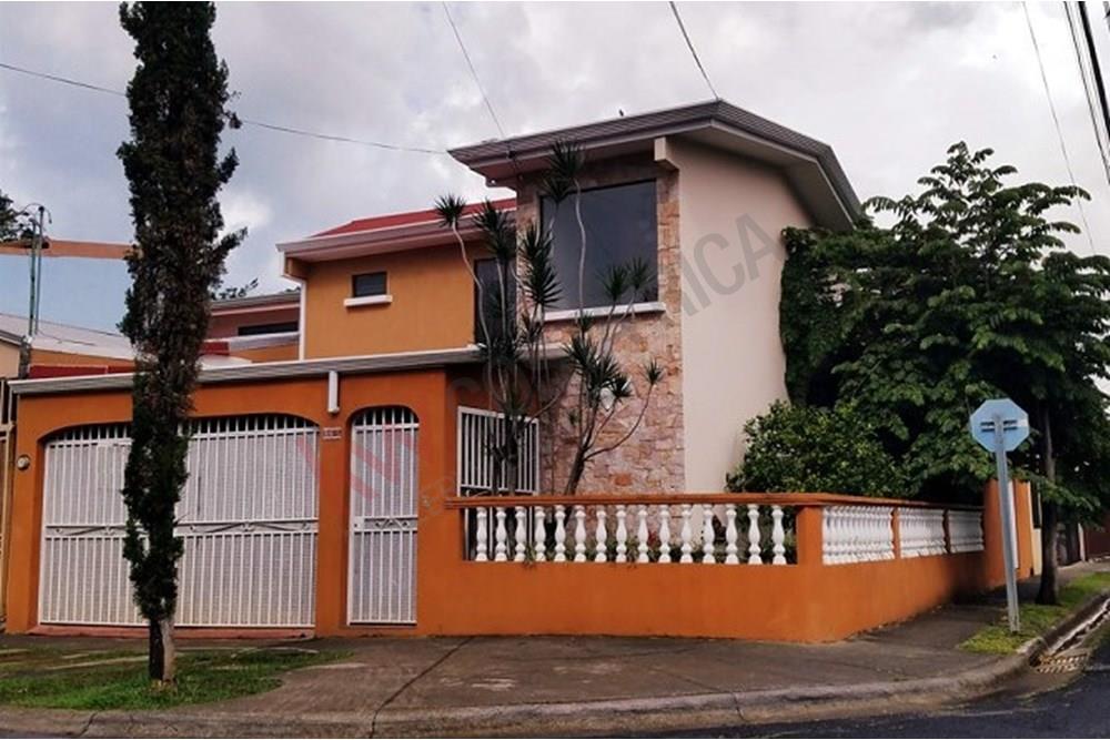 SE VENDE CASA ESQUINERA AVENIDA PRINCIPAL OMEGA. USO MIXTO 180m2 $