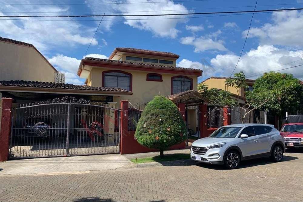La casa que buscabas en uno de los mejores residenciales en San Joaquín de Flores!