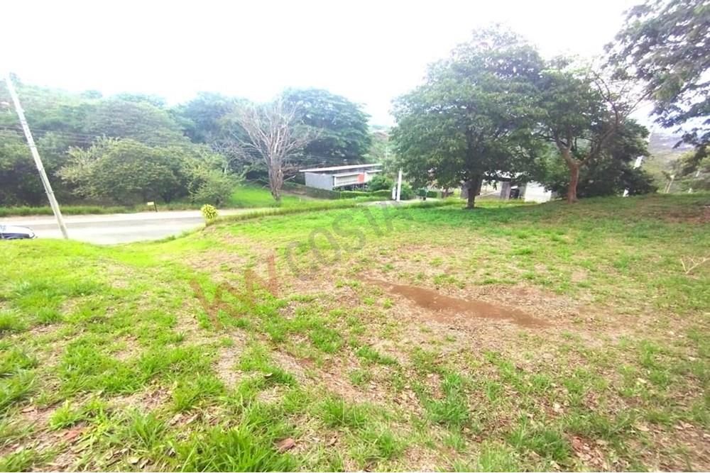 SE VENDE hermoso lote ubicado en condominio Hacienda Natura en San Miguel  de Naranjo.