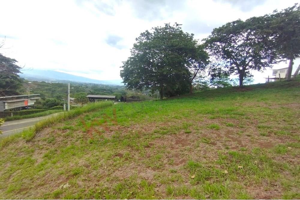 SE VENDE hermoso lote ubicado en condominio Hacienda Natura en San Miguel  de Naranjo.