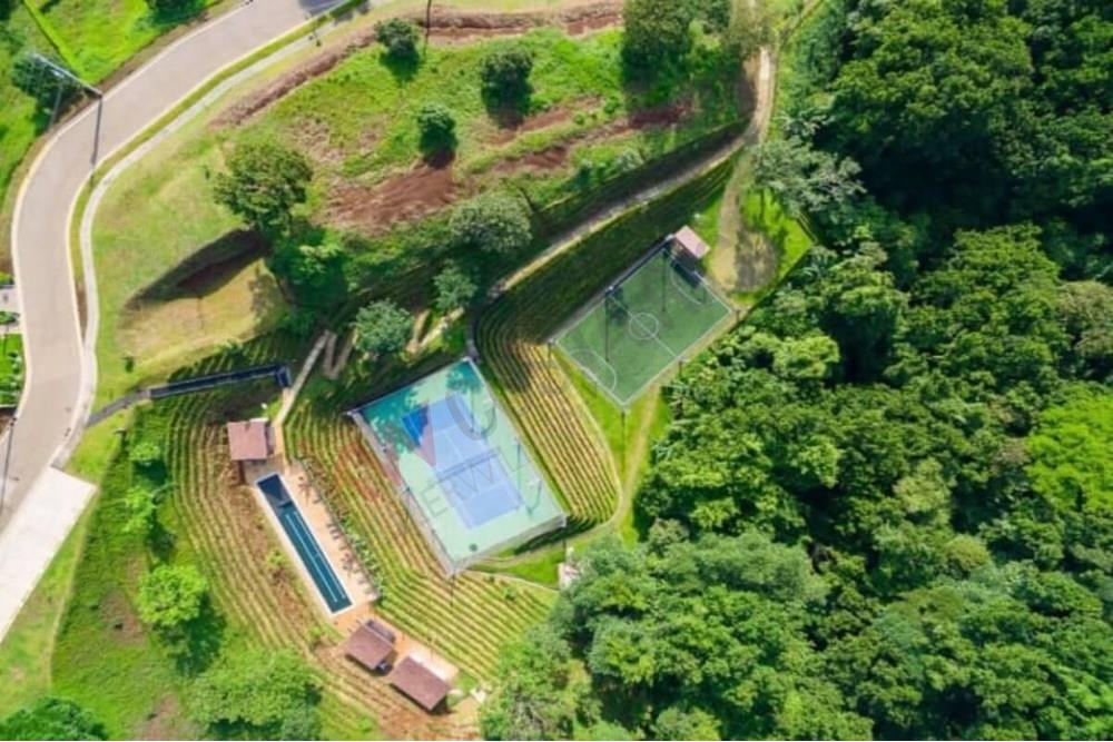 SE VENDE hermoso lote ubicado en condominio Hacienda Natura en San Miguel  de Naranjo.