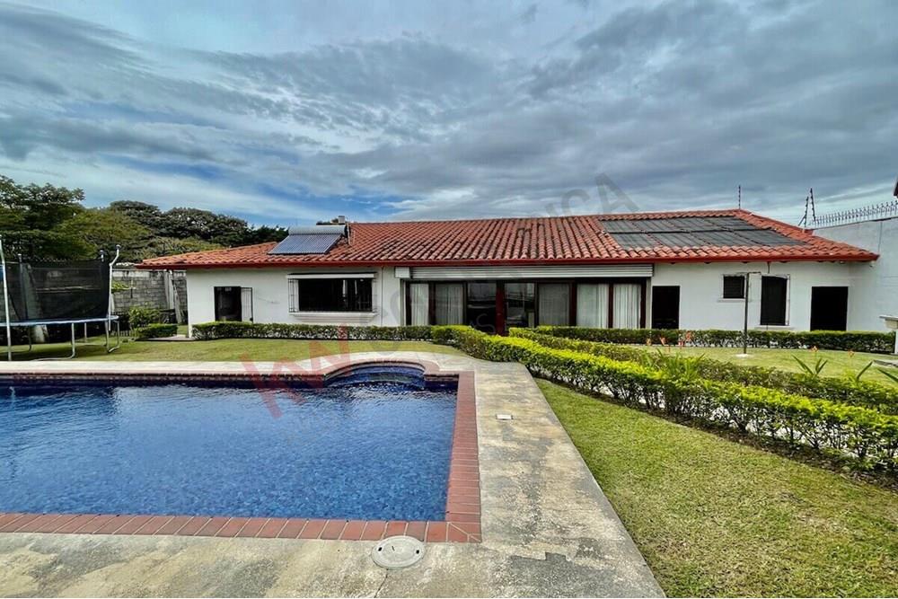 Venta de Hermosa Casa de Un Solo Nivel con Piscina en Urbanización  Quintanar, Guachipelín de Escazú.