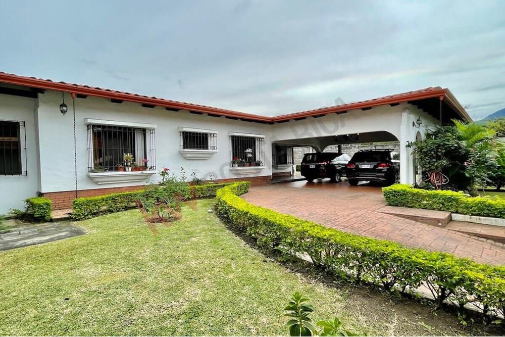 Venta de Hermosa Casa de Un Solo Nivel con Piscina en Urbanización  Quintanar, Guachipelín de Escazú.