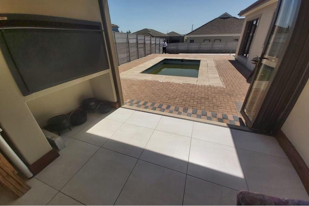 Stunning Modern Family home in Rouxville , Kuilsriver , Built in 2014