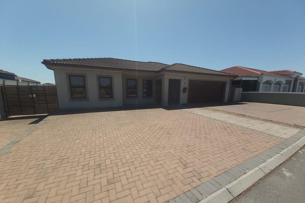 Stunning Modern Family home in Rouxville , Kuilsriver , Built in 2014