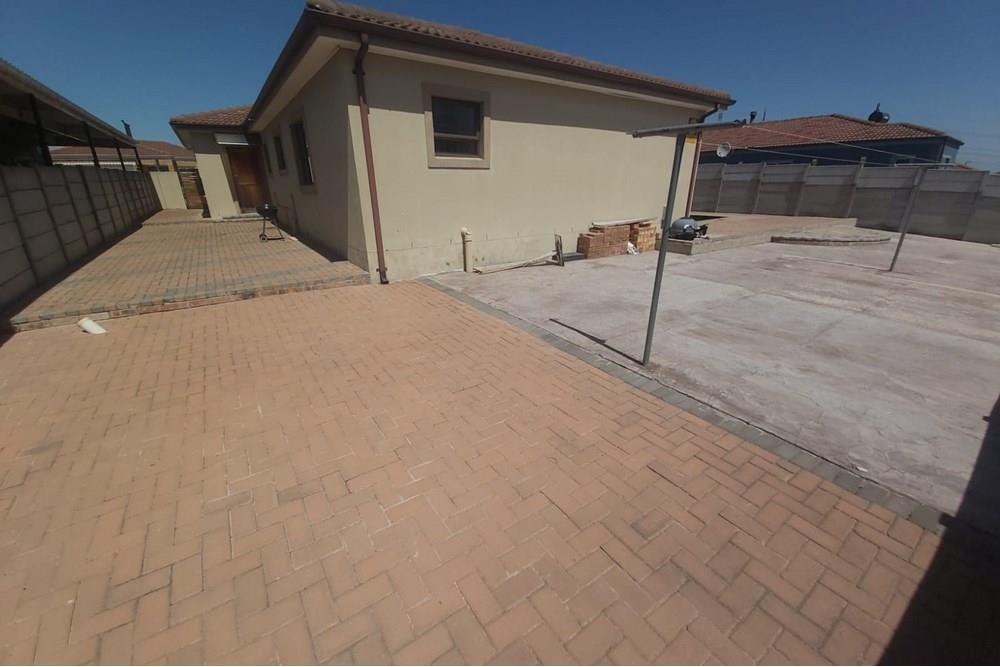 Stunning Modern Family home in Rouxville , Kuilsriver , Built in 2014